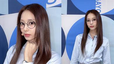 女團 Twice 周子瑜公開了出演《人氣歌謠》的認證照，粉絲直呼：周老師好美！